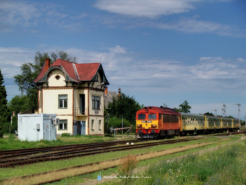 The M41 2150 at Krmend station photo
