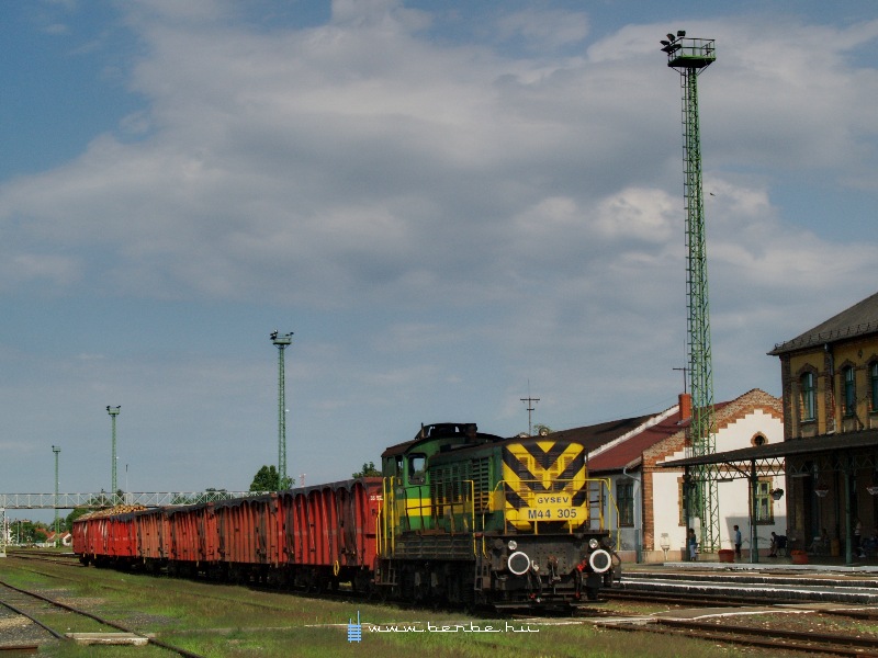 Though GySEV has many M44 locomotives, they have shunting work to do at the Győr-Sopron line, the marshalling yard, and run the local freights, while the more powerful M40s operate in Austria, so the international freights and the passanger trains need to run with rented MÁV locomotives. picture
