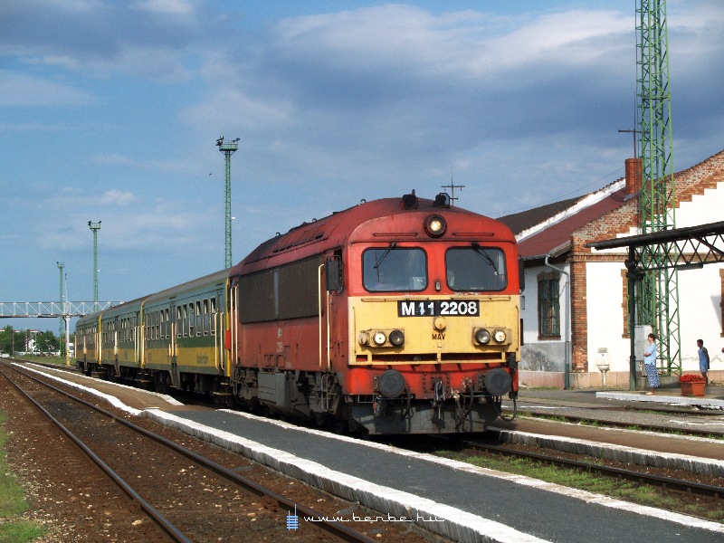 A Szombathely-Szentgotthárd vonalon a gráci és bécsi ÖBB-vonatokon kívül járó helyi személyek már GySEV-kocsikból, párnás, vörös bársonnyal borított ülésekkel fölszerelt 20-27-es Bh-kból állnak. kép M41 2208 Körmenden fotó