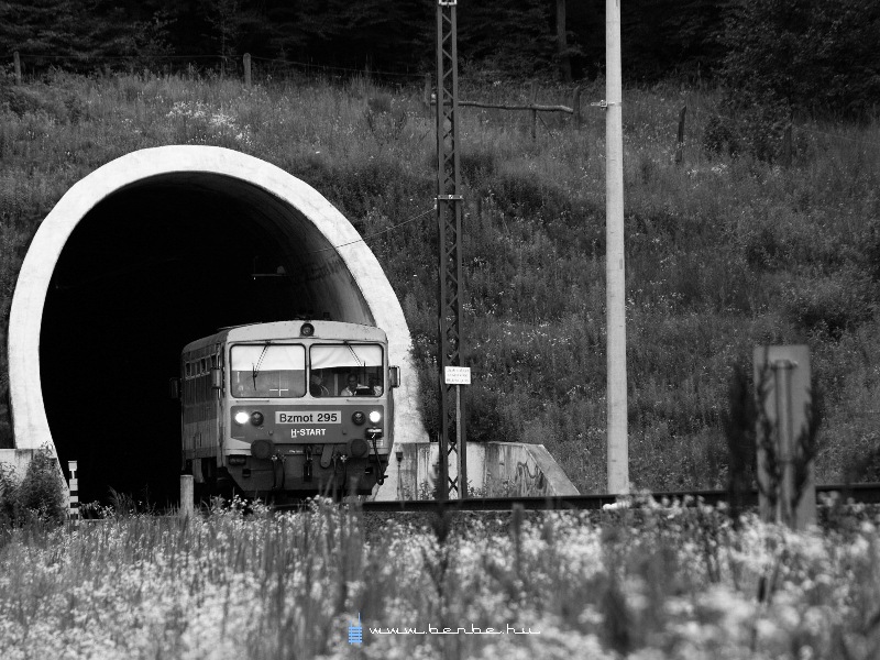Hiába vonat, ez a kis Büzmot tényleg törpe. kép Bzmot 295 bukkan elő a Zsuzsi-alagútból fotó