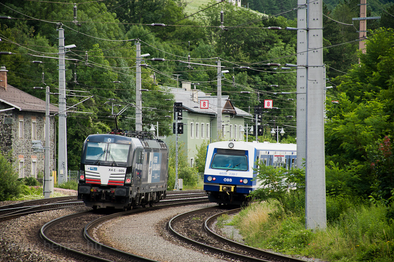 A Wiener Lokalbahnen AG ltal az MRCE Dispolok-tl brelt X 4 E - 605 plyaszm Siemens Vectron Payerbach-Reichenau tehervonati tmenő fővgnyn halad t fot