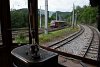 A Höllentalbahn TW 1 Payerbach-Reichenau állomáson, a képen egy Bécs felé tartó railjet vonat a keskeny nyomközű vasúti motorkocsi vezetőállásából nézve
