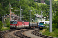 Az ÖBB 1144 095 és a 1144 245 InnoFreight tehervonattal a Semmering lábánál fekvő Payerbach-Reichenau állomáson