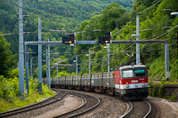 Az ÖBB 1144 255 InnoFreight tehervonattal a Semmering lábánál fekvő Payerbach-Reichenau állomáson, mint a vonat tológépe