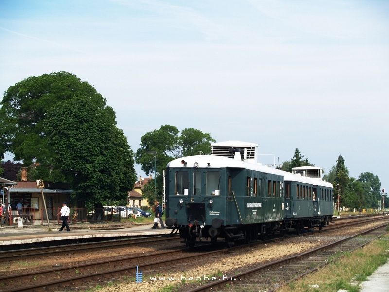 Az ABnymot 502 pályaszámú, háromtengelyes, hosszított Ganz mellékvonali motorkocsi Ócsa állomáson fotó