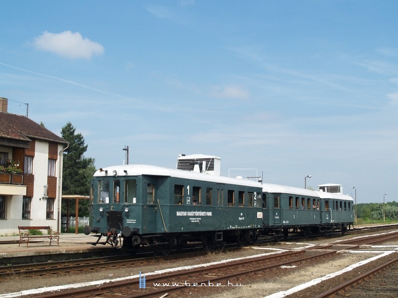 Az ABnymot 502 pályaszámú, háromtengelyes, hosszított Ganz mellékvonali motorkocsi Dabas állomáson fotó