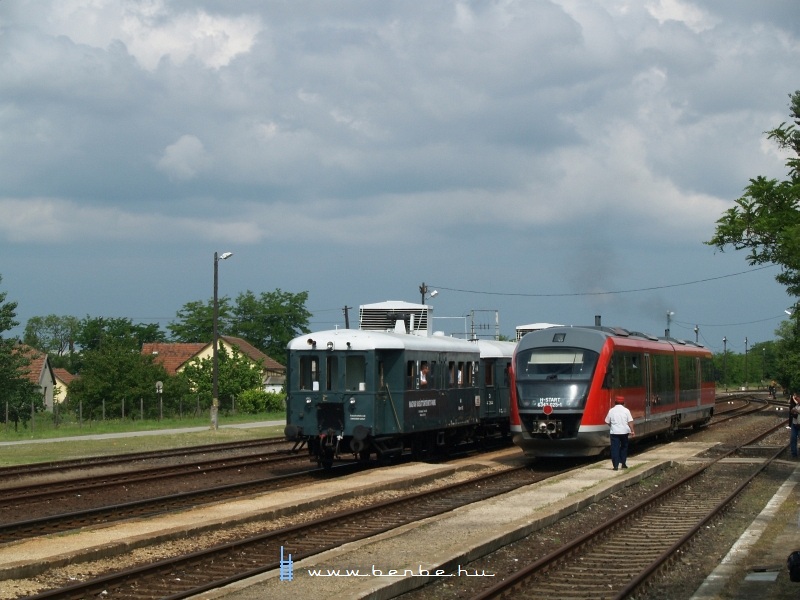 Az ABnymot 502 plyaszm, hromtengelyes, hossztott Ganz mellkvonali motorkocsi s a 6342 025-1 plyaszm Siemens Desiro Tborfalva llomson fot