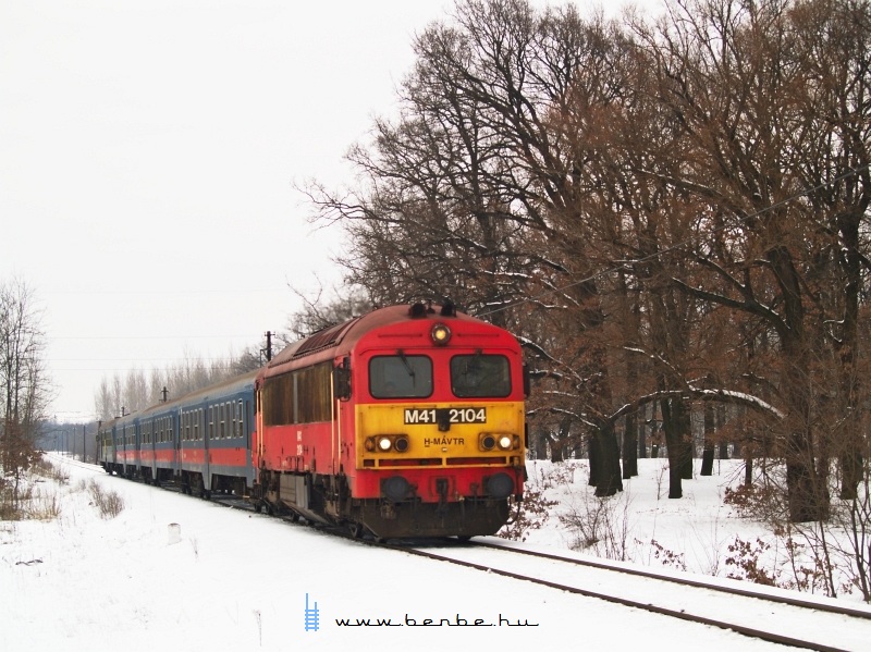 The M41 2104 is arriving at Felsőpakony from the direction of Gyl photo