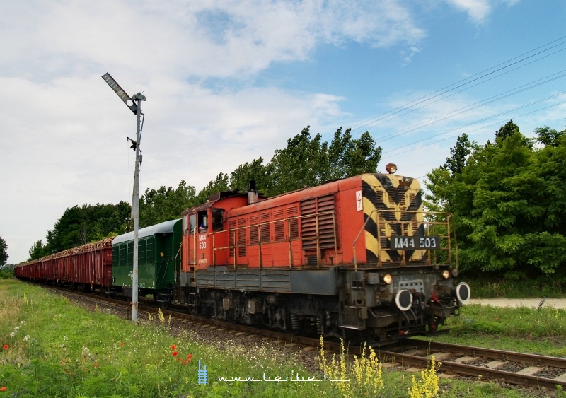 The M44 503 is pulling a magnificient freight train near Hetényegyháza photo