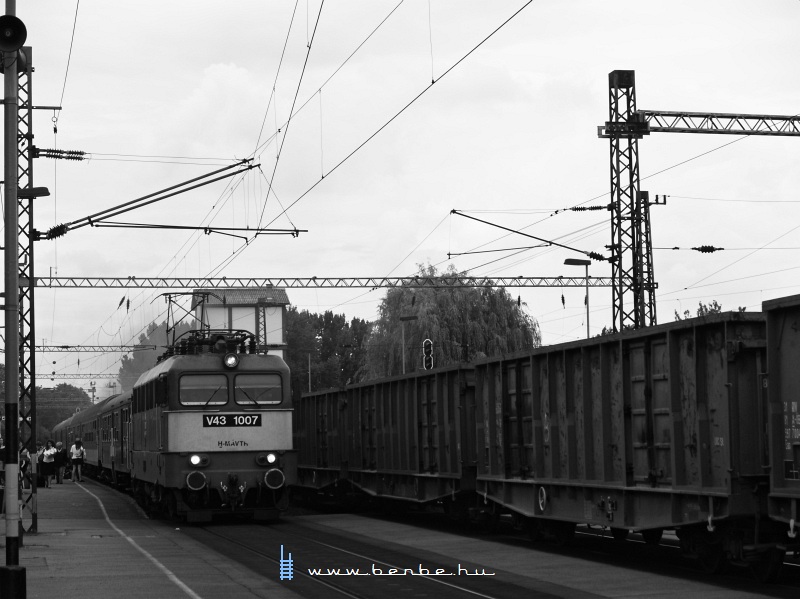 The M62 230 with an empty gravel train and the V43 1007 with an InterCity to Szeged at Kecskemt photo