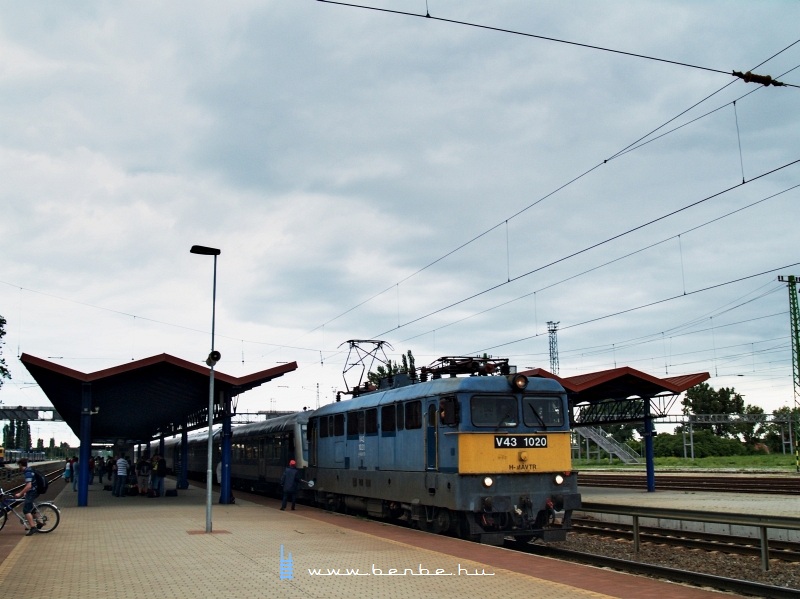 V43 1020 Cegléden fotó