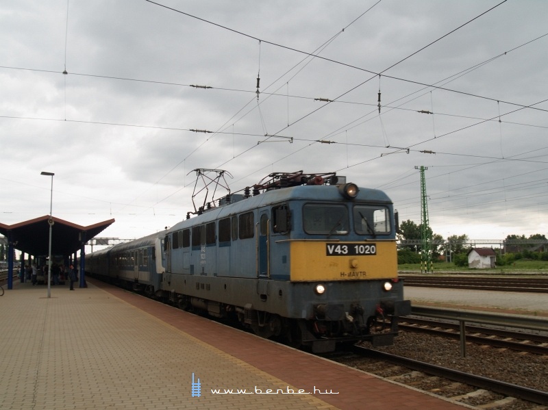 V43 1020 Cegléden fotó