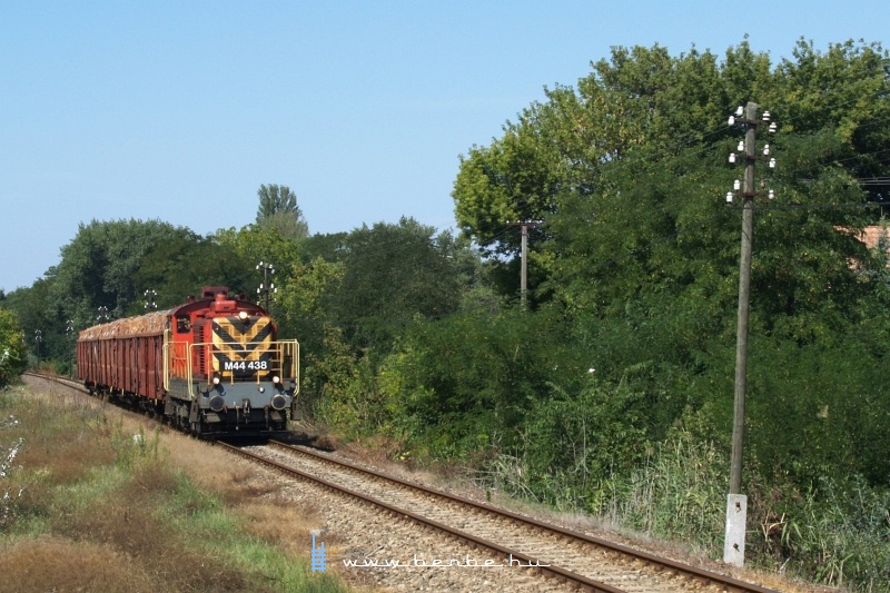 M44 438 a Lajosmizse-Kecskemét tolatós teherrel Miklóstelep megállóhelynél fotó