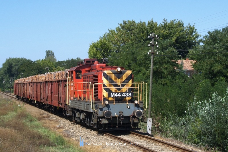 The M44 438 at Miklstelep, on the Lajosmizse-Kecskemt line photo