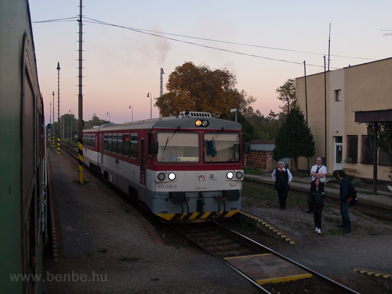 A ŽSSK 813 039-5 Nemeskosztolny llomson (Zemianske Kostoany, Szlovkia) fot