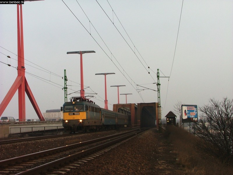 The V43 1002 at the Déli rail bridge photo