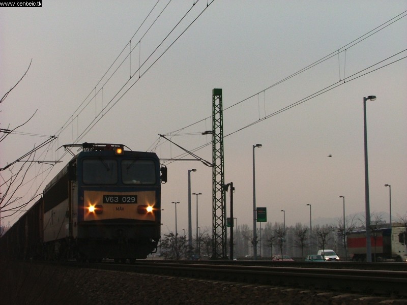 f9 rekesszel már ekkora a csillagfény. Még f5-nél is csodák eshetnek meg. Persze, ehhez jó idő is kell. kép V63 029 a Déli vasúti hídnál fotó