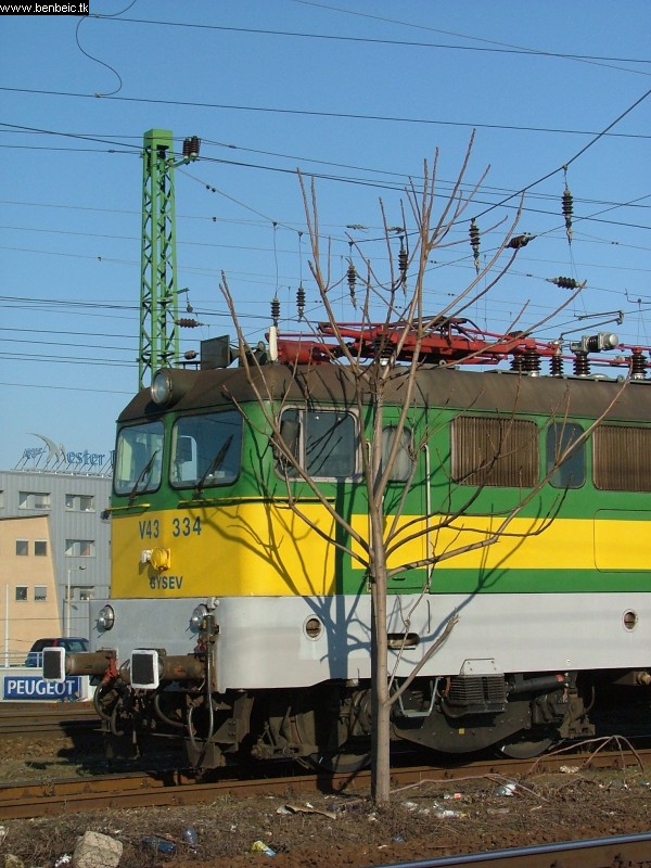 The GySEV V43 334 waiting for a freight train to pull photo