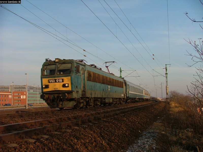 A Maestral, háttérben az Infoparkkal. kép V63 018 a Lágymányosi híd közelében fotó
