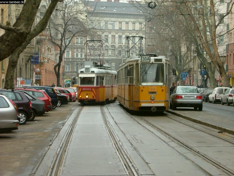 Hamarosan már nem indul több UV-tanfolyam, a szépen sráfozott kocsitól elbúcsúzhatunk. kép A Tanuló UV a mester utcában fotó