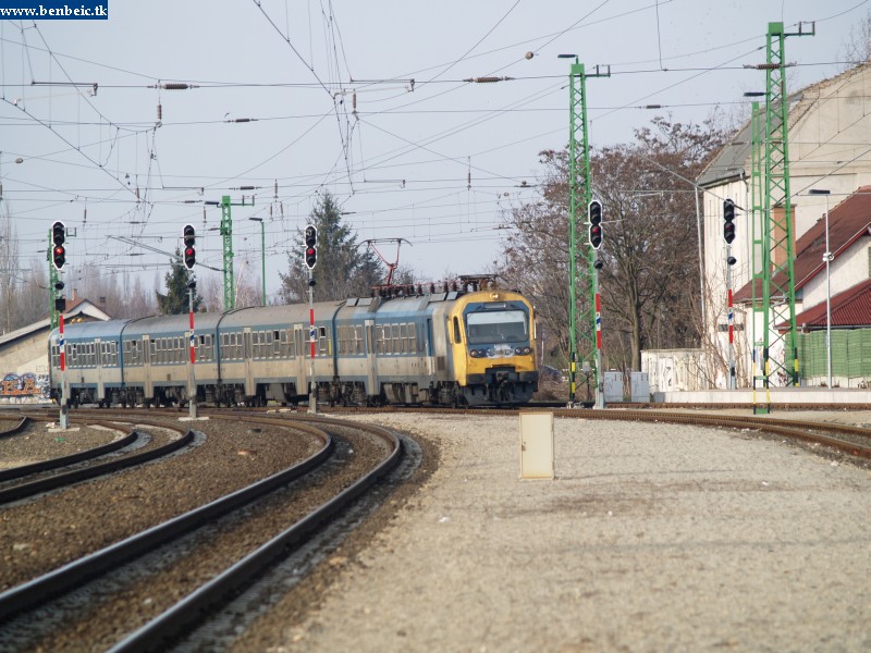 A helyi vonatok egy része az ITF akkori (vágányzár előtti) verziójában Hernyóval közlekedett. kép BDVmot 018 érkezik Monorra fotó