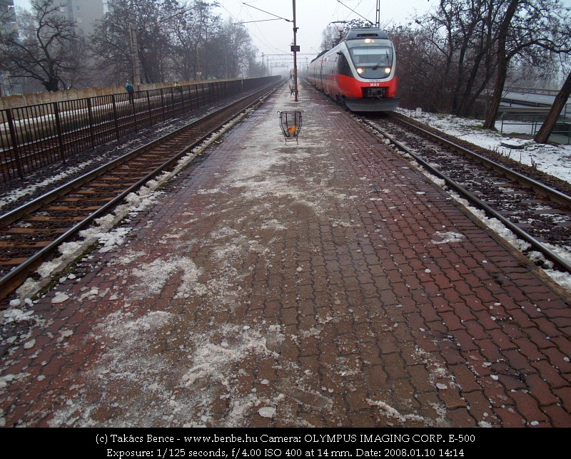 5342 010-5 az igen jeges Budafok-Belvrosi peron mellett vgtat el fot