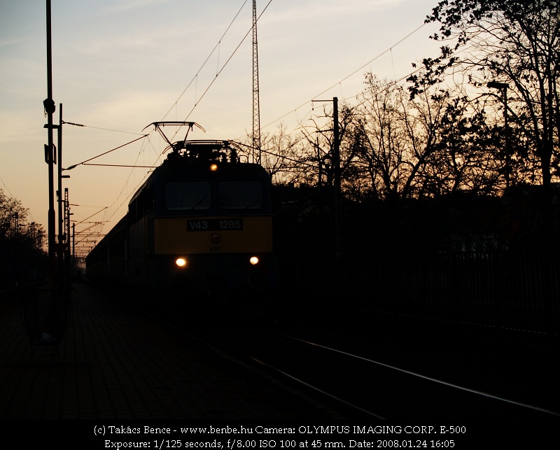 V43 1285 a budafoki naplementében fotó