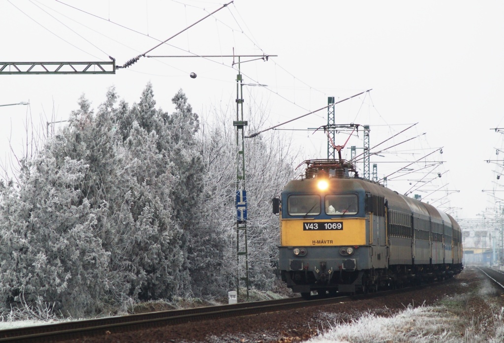 The V43 1069 arriving at Agrd photo