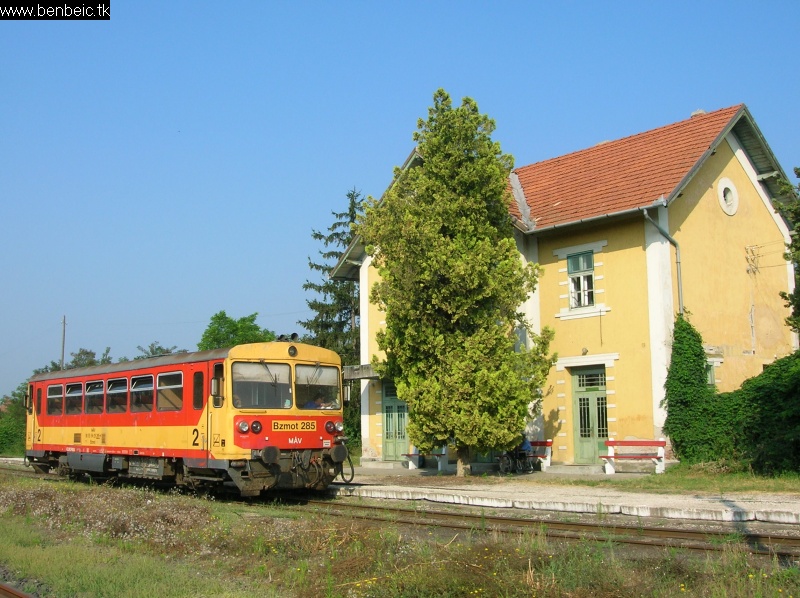 The Bzmot 285 at Dunapataj station photo