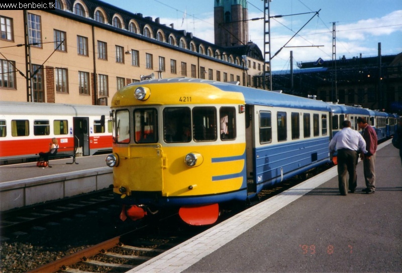 The Dm7 4211 at Helsinki central railway station photo