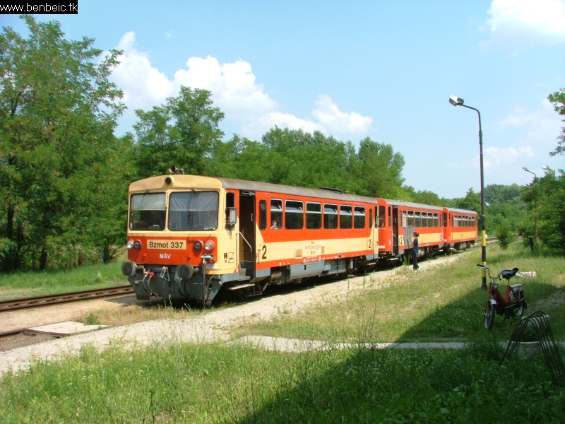 Süttő állomásig tart az a szakasz, ahol még utaznak is az emberek, nem véletlenül idáig jár a Desiro. kép Bzmot 337 Süttőn fotó