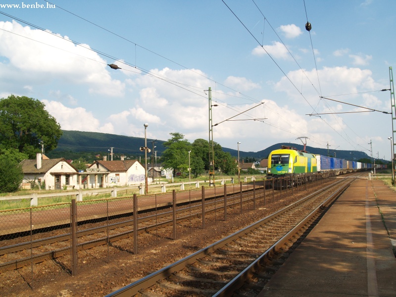 A GySEV jellemzően a nagyobb profitot hajtó, alacsonyabb költségű irányvonatokat cibálja errefelé, de a MÁC Cargo esetleges átvétele után igazán jelentős változások következhetnének be a teherszállításban. kép Csereszekrényekkel rakott vonatával Vértesszőlősön vágtat át a 1047 503-6 fotó