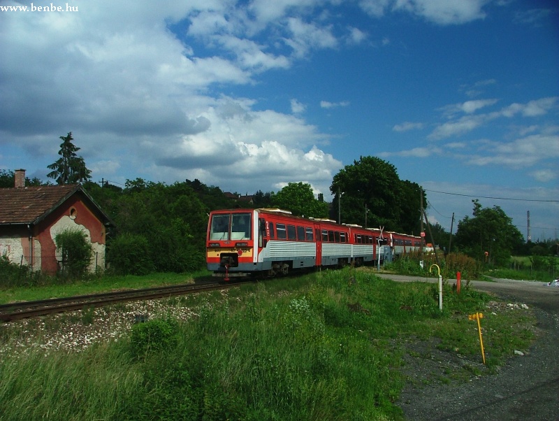 6341 009-6 Üröm megállóhelyen halad át szerelvényként fotó