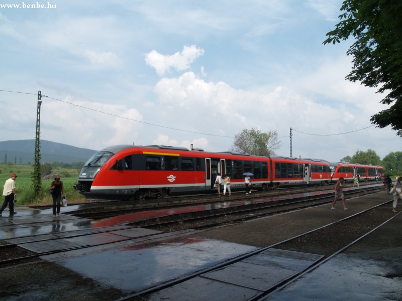 Aztán ültömben megláttam egy felhőcskét, és mire az állomásra értem, már csöpögött is a lágy, nyári eső. kép 6342 010-3 Solymárnál fotó