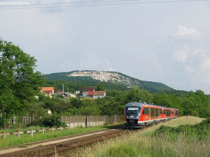 Itt is van egy szép hegy kőfejtővel meg néhány ház, de a falu bentebb van. Néhányan kiautókáznak idáig, de a busz persze népszerűbb. A megálló több turistaút kiindulópontja, de sajnos kevesen ismerik. kép 6342 017 Piliscsév megállóhelyen fotó