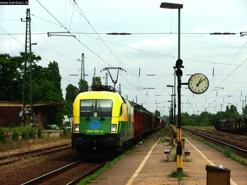 Egy szép kontrasztos kép. És borzasztóak voltak a felhÅ‘k! Szóval Ãgy tessék fotózni ilyenkor is! kép 1047 501-0 Budaörs állomáson fotó