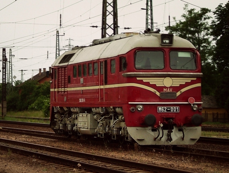 The M62 001 arriving at Budars station photo