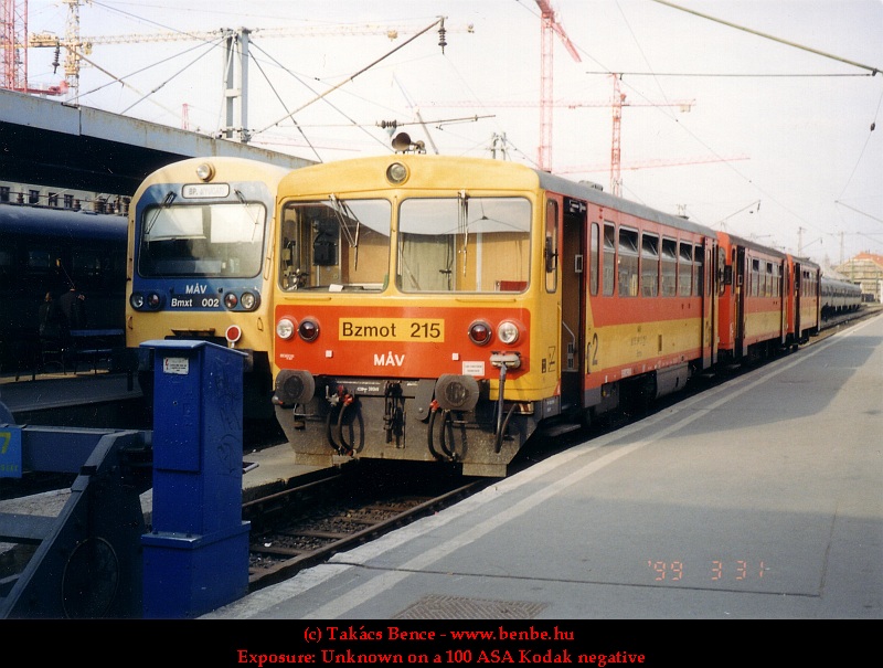 The Bzmot 215 with an Esztergom-bound train at the Nyugati pu. photo