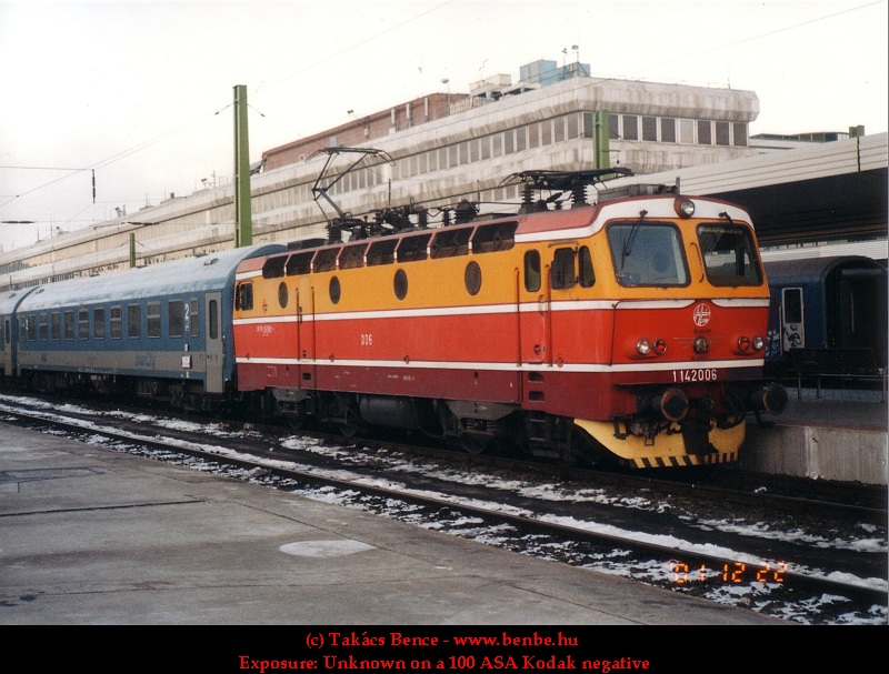 Amikor még a pécsi IC-ket hordták a Dombóvárra állomásÃtott mozdonyok... kép 1142 006 a Déli pályaudvaron fotó