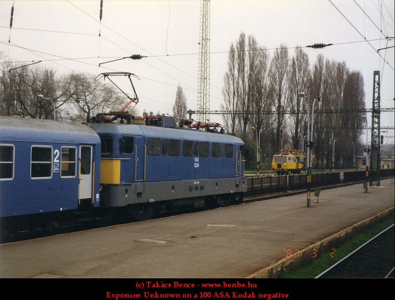 Nem, ez nem 1987-ben készült, sokkal inkább 97-98 körül, csak a lemerült kisakkumulátor kicserélésével nem nagyon foglalkoztam. kép V43 1234 Székesfehérvár állomáson fotó