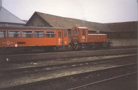 M28 1002 régi festésű piros Bzx kocsikat rendez Kecskemét állomáson