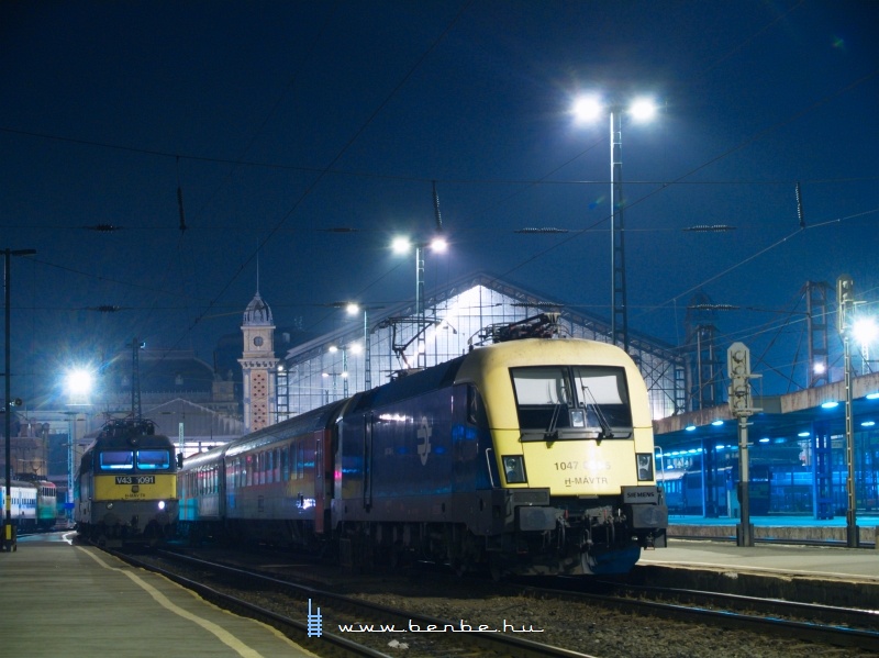 The H-MVTR (MV Traction company) 1047 004-5 and V43 1091 at Budapest Nyugati photo
