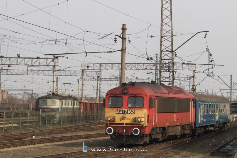 The M41 2162 and the ZSSK Cargo 183 044-7 at Chop (Чол) station photo