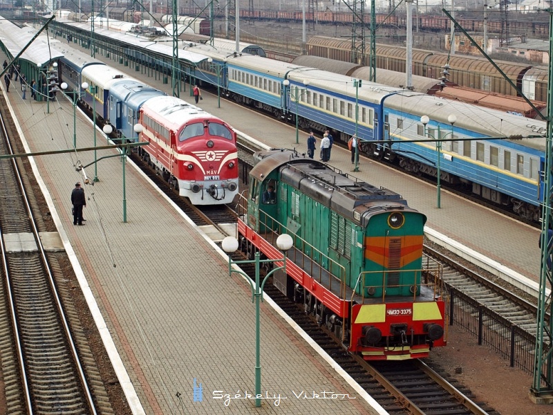 The M61 001 and the ЧМЭ3 3375 at Chop (Чол) station photo