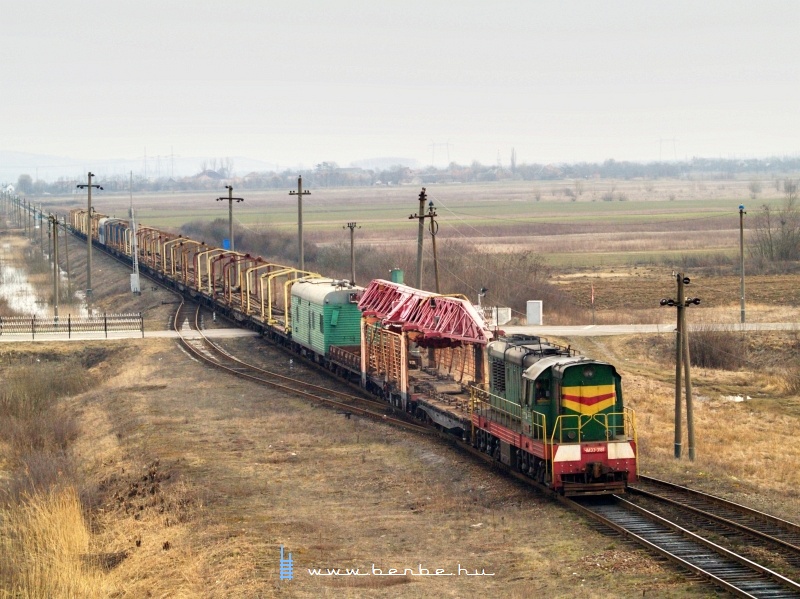 The ЧМЭ-3181 hauls a rail laying train between Bótrágy (З.П. БАТРАДЬ) and Bátyú (БАТЬОВО-ПАС) photo