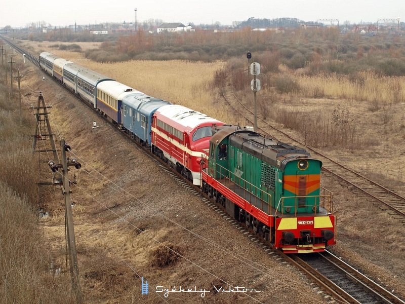 ЧМЭ3-3375 és M61 001 a Kárpátalja-expresszel Bátyú (БАТЬОВО-ПАС) állomás és Bótrágy (З.П. БАТРАДЬ) között a régi delta elágazásánál fotó