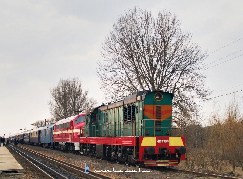 The ЧМЭ-337 and the M61 001 with the Indhz Krptalja-expressz (Transcarpathia-Express) near БАТЬОВО-ПАС station photo