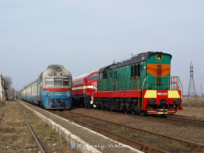 kép A MÁV-Nosztalgia M61 001, az Ukrán Vasutak ЧМЭ3-3375 és a D1 563-3 Tiszaújlakon fotó