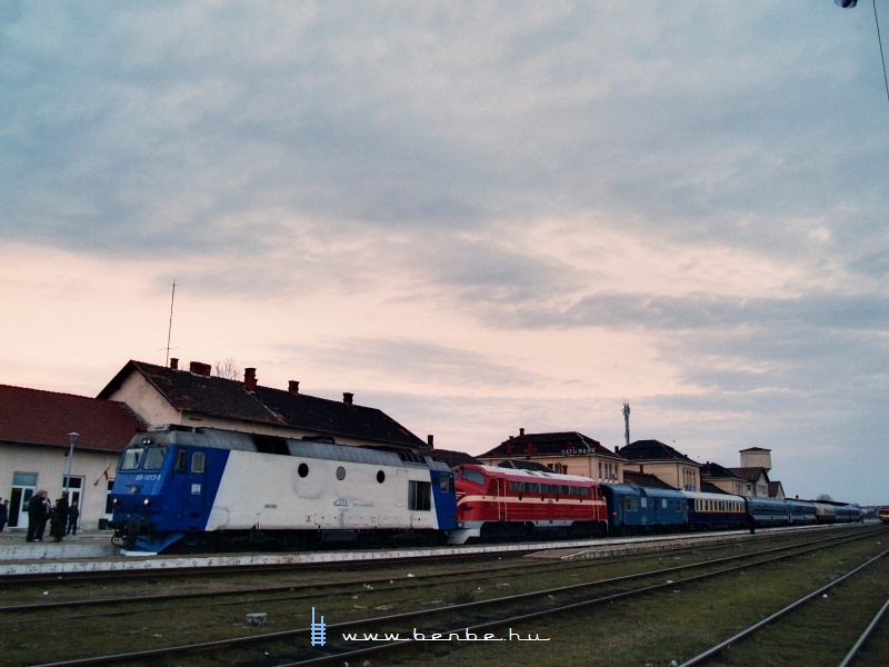 The Krptalja-expressz with M61 001 and 65-1013-5 at Szatmrnmeti (Satu Mare) photo