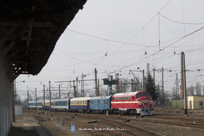 The M61 001 arriving with the Krptalja-express at Chop (Чол) station photo